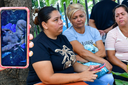 Johanny (izquierda) llegó a Ecuador acompañada de una amiga para retirar los restos de su hermano.
