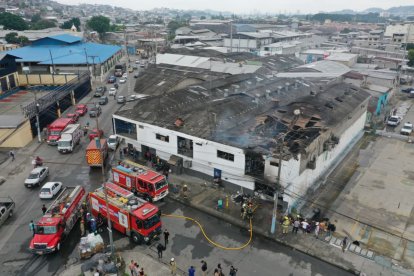Bomberos atendieron la emergencia y lograron controlar el incendio.
