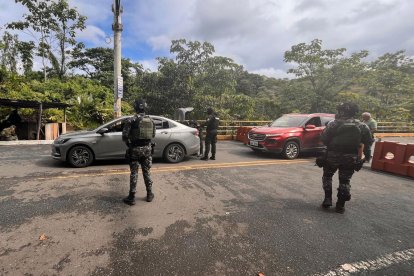 Operativo policial en San Lorenzo: agentes inspeccionan vehículos en un control de seguridad tras los recientes hechos violentos registrados en el cantón.