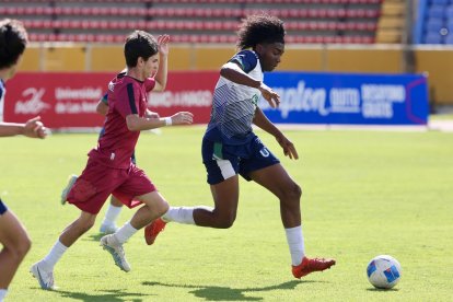 Dayan Caicedo (d) es la muralla de los ambateños y quien motiva y guía a sus compañeros