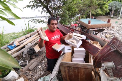 Will Gutiérrez muestra lo que pudo recuperar de la producción de zapatos.