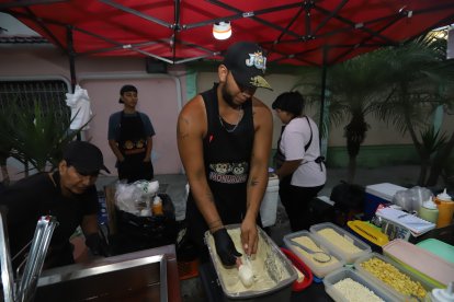 Carlos Moreira es el encargado de preparar las banderillas.
