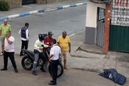 Una sábana con un cuerpo alarmó a los moradores de Altamira, en Manta, provincia de Manabí