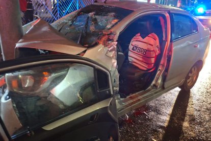 El vehículo se estrelló contra un poste de luz, al norte de Guayaquil.