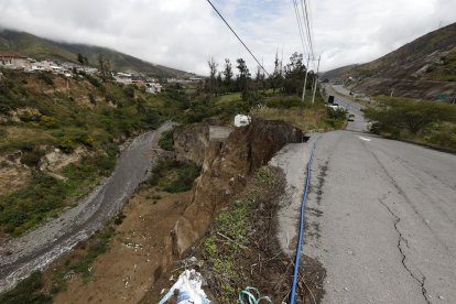 Un tramo de la avenida Simón Bolívar está en riesgo de colapsar debido al talud en la cuenca de río Monjas.