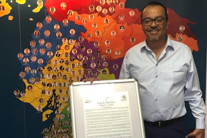 Byron Aparicio Chiriboga sostiene la “Carta de Santa Cruz”, firmada en Galápagos el 16 de octubre de 2018, cuando era alcalde de Atacames.