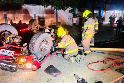 Personal de emergencia atiende el siniestro en el paso a desnivel de Esmeraldas, donde un vehículo cayó desde lo alto, dejando dos víctimas mortales.