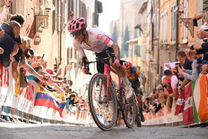 Richard Carapaz tuvo que aplazar el inicio de la temporada 2026 por un tema familiar.