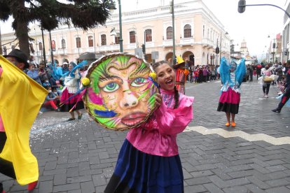 Comparsas con personajes autóctonos, marcan los pregones de carnaval en Riobamba.