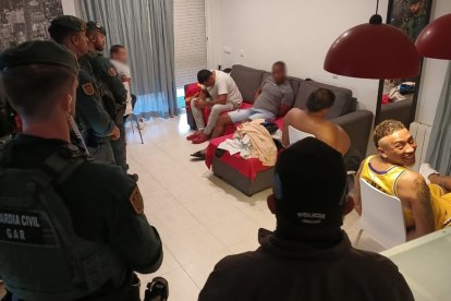 Alias Ronco (gris) fue detenido junto a su hermanos, Negro Willy, en Tarragona, España.