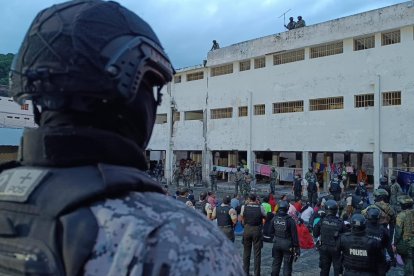 Operativo de control en el Centro de Rehabilitación Social de Esmeraldas: policías y militares refuerzan la seguridad tras hechos violentos registrados en el pabellón femenino.
