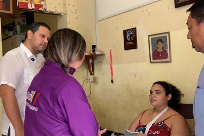 Rosa Segarra (de rojo), junto a funcionarios públicos que acudieron al lugar donde se aloja temporalmente para entregar ayuda.