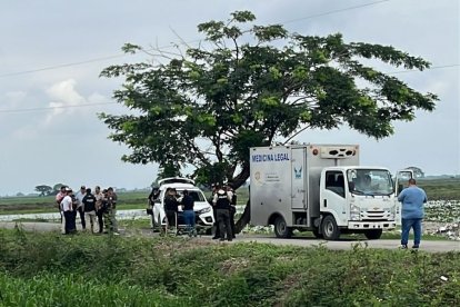 En la entrada de un recinto estaba el vehículo con el cuerpo en su interior.