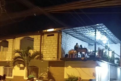 El ataque se cometió en la terraza de un inmueble.

ag - periodista
ag - granasa