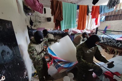 Objetos prohibidos encontrados durante el operativo, entre ellos celulares y armas artesanales, retirados de la cárcel de Loja.