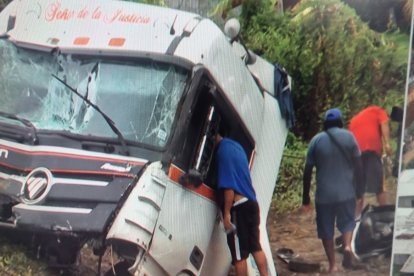 Residentes de la zona ayudaron a las personas que resultaron heridas.