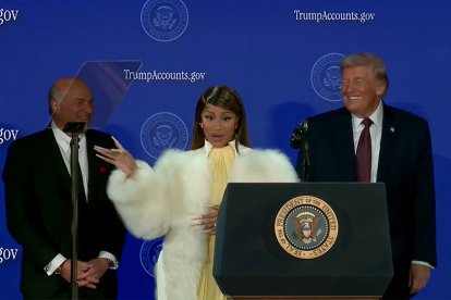 Captura de video tomado de una transmisión de la Casa Blanca del presidente de Estados Unidos, Donald Trump (d), con la rapera Nicki Minaj este miércoles, en un acto en Washington (EE.UU.).