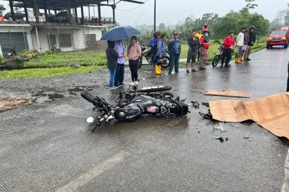 La motocicleta quedó destruida tras impactar contra un bus en el sector El Consuelo, vía E20; el accidente dejó una víctima mortal y un menor herido.