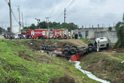 El vehículo de carga pesada cayó en una zanja, derramando una sustancia hacia el agua.