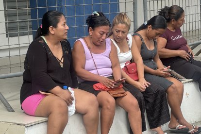 Los familiares llegaron hasta la Fiscalía de Manta para asentar la denuncia por la desaparición de 8 pescadores