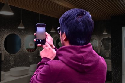 En el dispositivo del sujeto encontraron varios videos de mujeres dentro del baño.