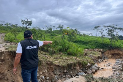 Puente colapsado dejó aislados a varios barrios de Paquisha tras las intensas lluvias.
