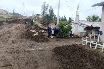 El agua descendió por la avenida desde lo alto de la cordillera.