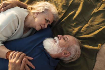 El afecto y la cercanía siguen siendo claves para el bienestar cerebral, incluso con los años.