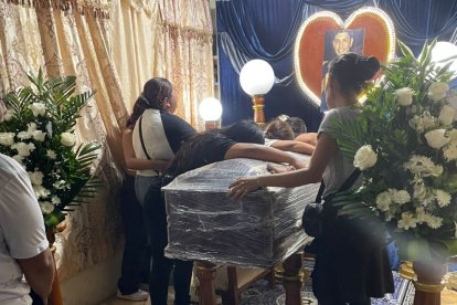 Los familiares de Diego Solís Villamar lloraban sobre su ataúd.