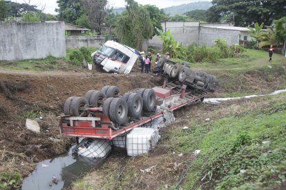 El camión cayó en una zanja, luego de colisionar por atrás contra un expreso escolar.