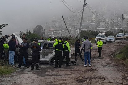 El hecho fue comunicado por moradores, quienes se percataron del carro en llamas durante la madrugada de ayer.