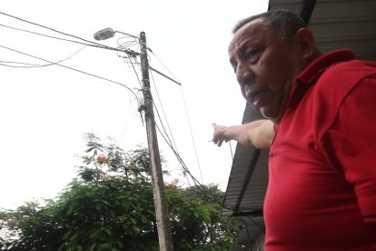 La mayoría de luminarias están averiadas. Ya han sido reportadas.