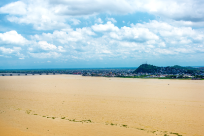 El río Guayas es el principal río de Ecuador y atraviesa Guayaquil hasta el océano Pacífico.