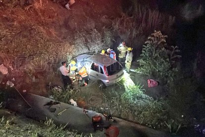 El vehículo liviano quedó fuera de la vía principal tras caer a un barranco en la Vía a la Costa.