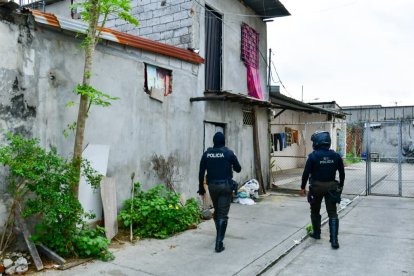 El hecho violento se registró en un domicilio de dos plantas. Policías realizan rondas por la zona