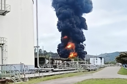 Bomberos y personal de emergencia combaten las llamas en la Refinería de Esmeraldas.