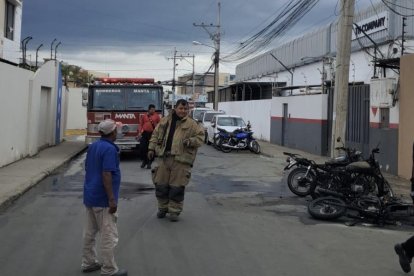 En la vía a San Mateo fueron quemadas tres motos y dejaron abandonados panfletos amezantes