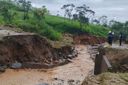 Las lluvias provocaron daños en vías y puentes.