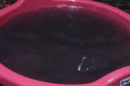 Agua de lluvia recolectada en San Lorenzo muestra un tono oscuro y espumoso, tras el incendio en la Refinería de Esmeraldas, generando preocupación ciudadana.