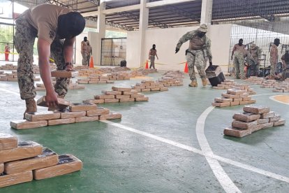 Personal militar organiza y custodia los 1.216 bloques de droga incautados en la isla San Pedro, Esmeraldas, durante un operativo especial de la Armada del Ecuador.