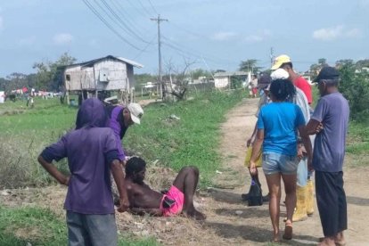 Vecinos han intentado ayudar a aquel hombre, pero la acepta y luego la desperdicia.