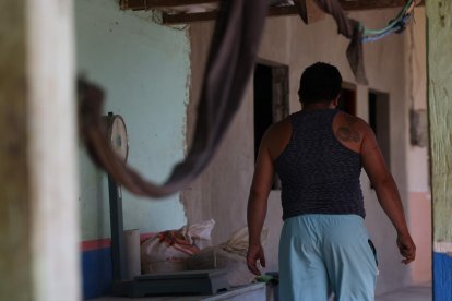 Como un león enjaulado, al sentirse atrapado y con la impotencia de no poder hacer nada para cuidar también de su hija, Rodrigo camina hacia su habitación para esperar la llegada de la noche, cuando anhela comunicarse con su esposa.