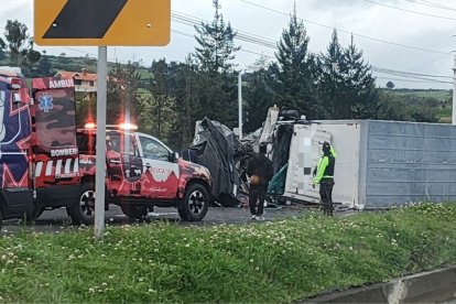 Los equipos de emergencia junto con al Policía fueron hasta el sitio para auxiliar a los pasajeros afectados de ambos automotores.