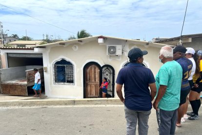 Los pobladores de Anconcito se mostraron consternados al enterarse del asesinado de un comerciante que era muy conocido