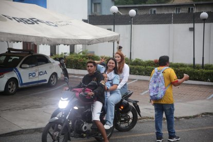 Hinchas de Barcelona van en moto para llegar al estadio.