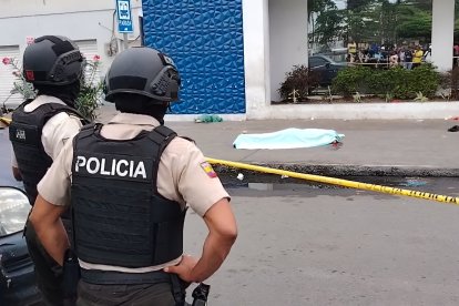 Agentes de la Policía Judicial acordonan la escena del crimen en las calles Colón y Salinas, donde fue asesinado a tiros el joven Jair Daza.
