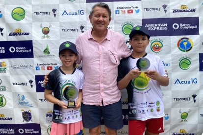 Cathalina Navia, Jonhny Saldivias y Elías Cáceres.