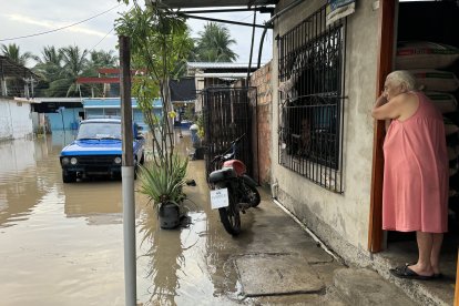 Las calles inundadas representan el principal obstáculo para la movilidad de peatones y automóviles.