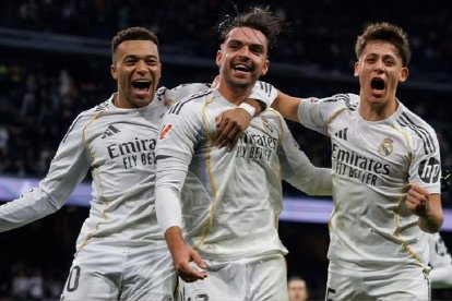 Real Madrid sigue a la mira al primero de la tabla en LaLiga, FC Barcelona.