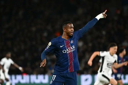 Willian Pacho jugador del PSG de París.